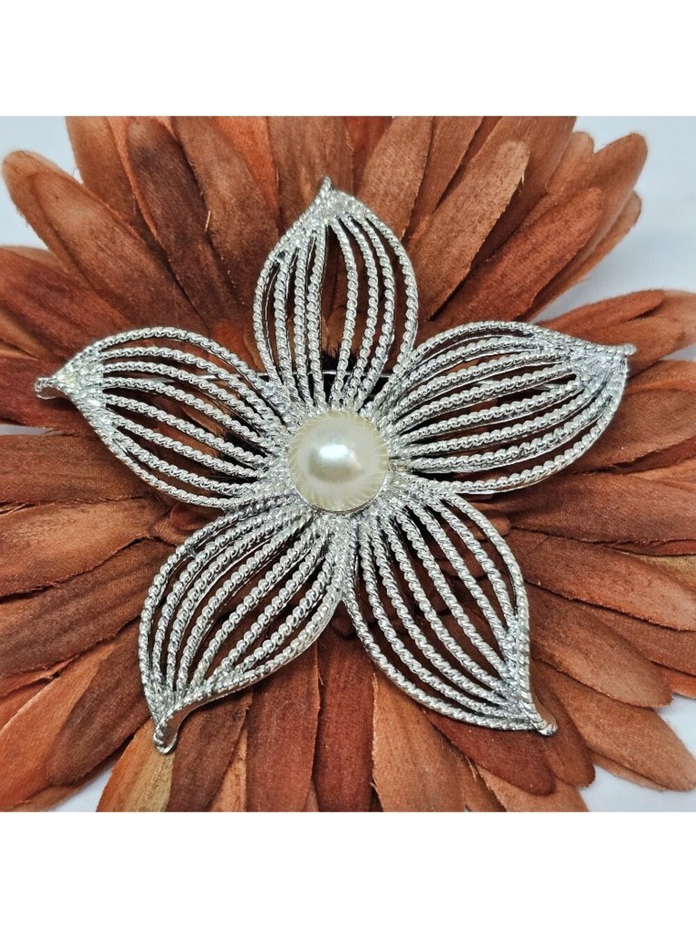 Vintage SARAH COVENTRY Silver Tone Flower Brooch 80s/90s Fx Pearl Pin Jewelry